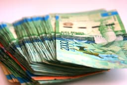Пачка купюр номиналом 2000 тенге