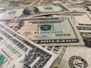 Банкноты номиналом 20 и 1 доллар США крупным планом