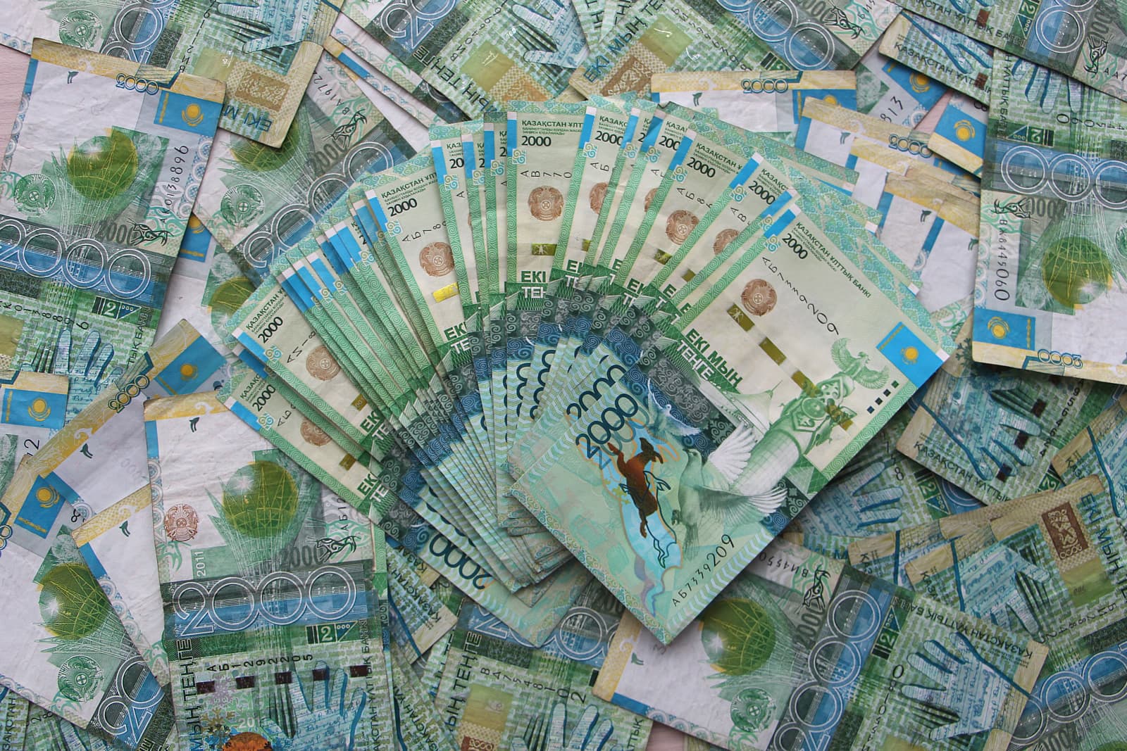 Банкноты 2000 тенге старого образца (2012 года)